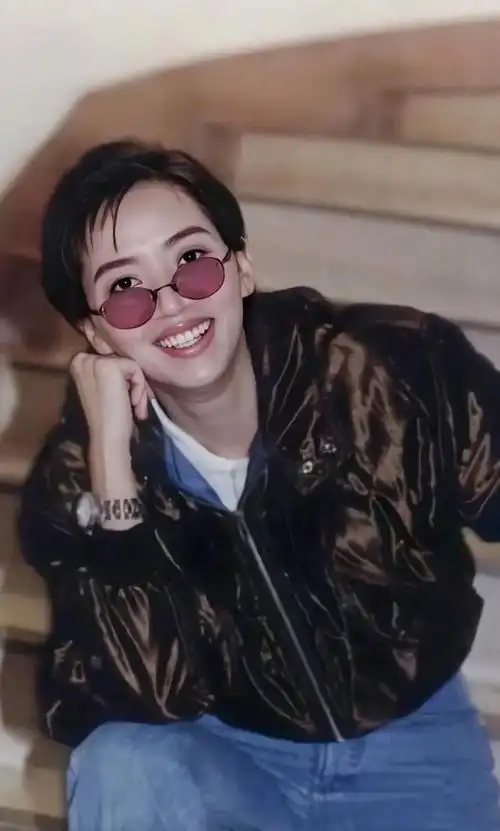 梅艳芳(1963年10月10日—2003年12月30日),出生于中国香港,祖籍广西