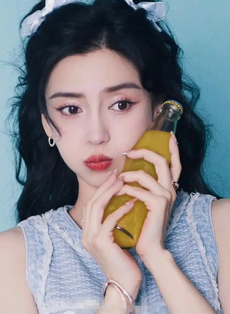 angelababy今日直播造型图,又俏皮又可爱!