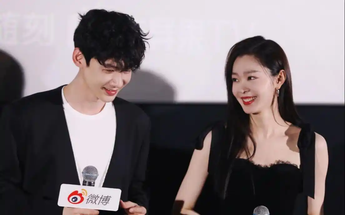 白敬亭宋轶手牵手官宣恋情,男友力爆棚!