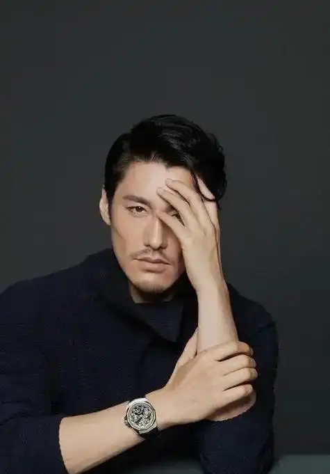 胡兵,一个让人难以忘怀的名字,他是2001年《粉红女郎》中的百货公司