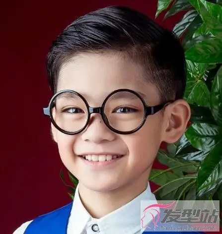 小男孩背头帅气发型酷炫清爽从小就很潮