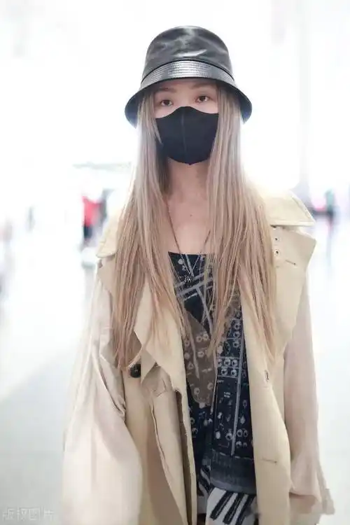 卡其色风衣 印花长裙 腋下包温柔甜酷  2021年9月10日,陈卓璇机场街拍