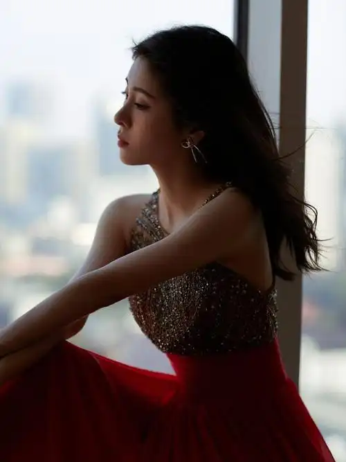 这一夜,张碧晨的旗袍高跟封神,诠释什么叫做"性感尤物"