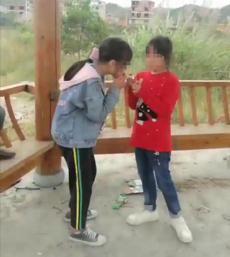 5名讲粤语小女孩聚众抽烟,个个都炫耀自己有男朋友,最大的10岁_视频