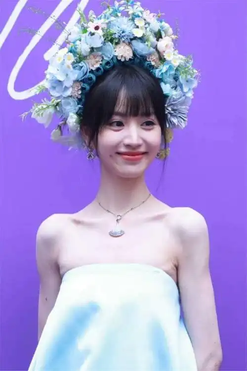 gq红毯这天,手提鸟笼的宋佳秒了众小花,我才值得什么叫顶级气质