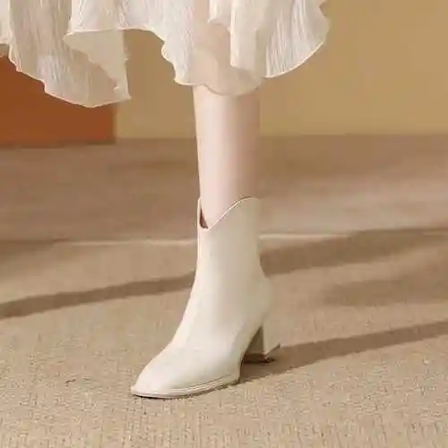 骄屿白色短靴女高跟小个子瘦瘦靴粗跟马丁靴方头法式复古单靴女靴