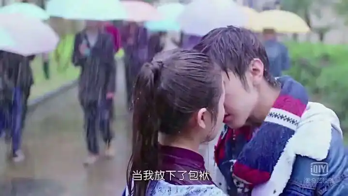 王俊凯新闻171008澄清王俊凯与张子枫雨中接吻剧照纯属虚构