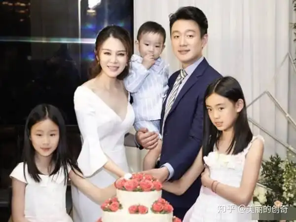 黄渤与太太罕见合体露面,黄太太不是明星却满满少女味 - 知乎