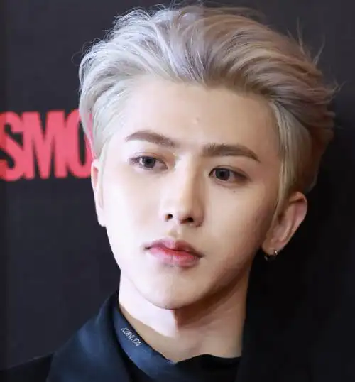 另外,过浅的发色很容易将肤色衬得很奇怪,蔡徐坤与张萌的合照里就出现