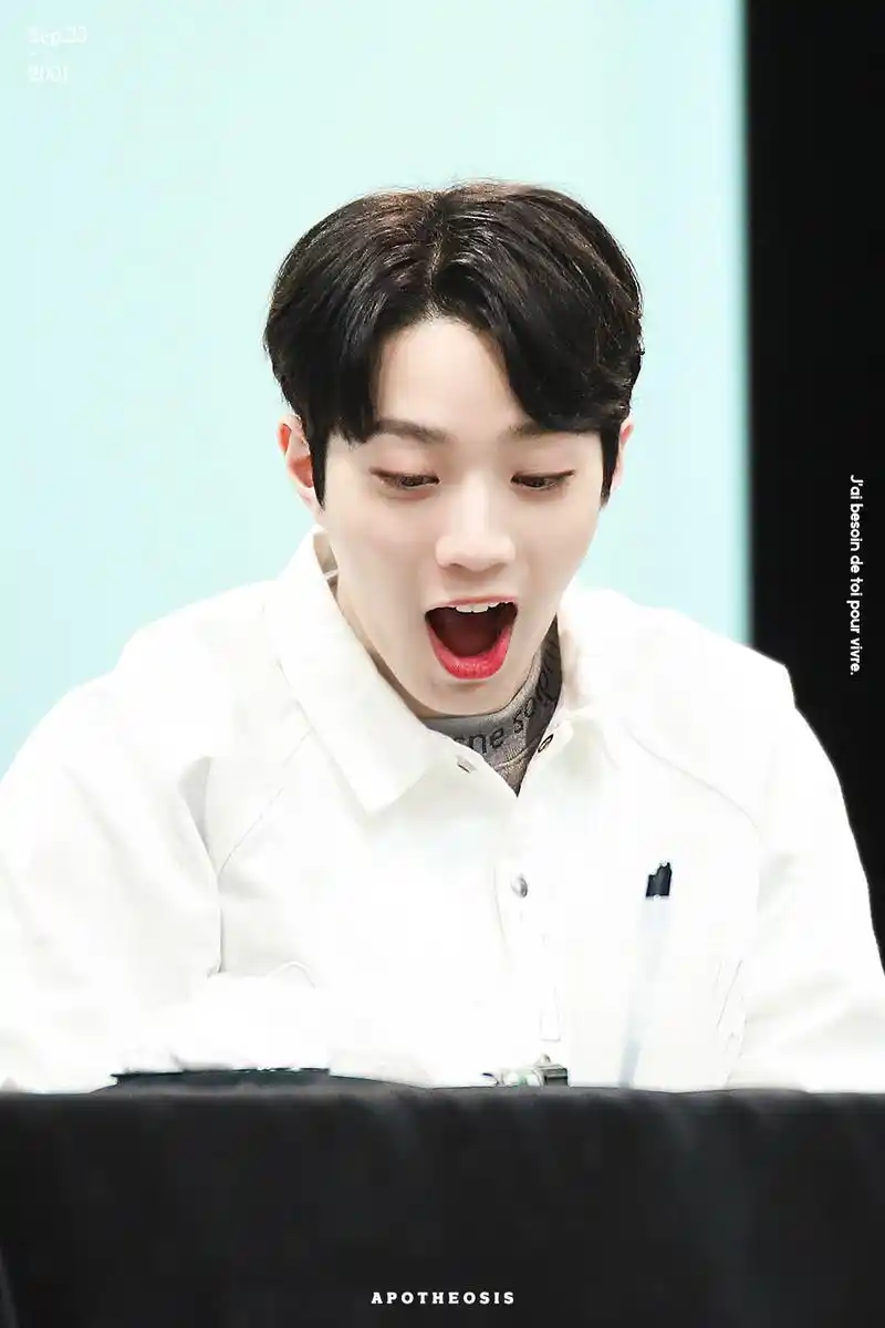 去年今日|签售会上嫩豆腐般白嫩的赖小可爱_赖冠霖