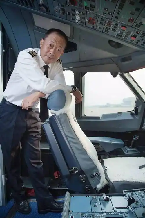 "中国最美机长"贺中平离世 曾遇发动机故障成功迫降无人伤亡