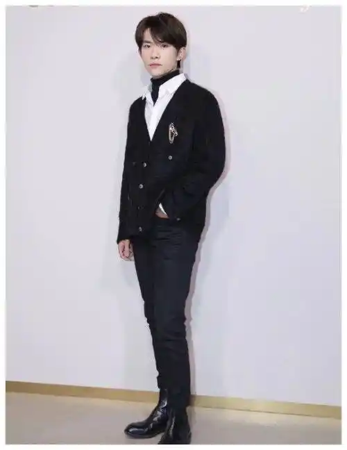 易烊千玺不听胖虎劝阻,非把"鞋面"穿在衬衫上,哪知潮成爆款!