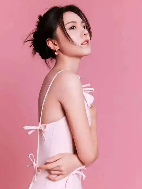 赵今麦系带粉裙 甜美娇嫩 如春日桃花 清新明媚