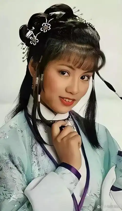 83年《射雕英雄传》播出时,电视机还未普及,谁家若是有电视,定会引来