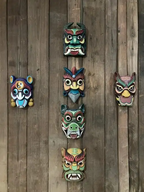 傩面具有很多种,这里发布的是十二生肖系列,也是近半年雕刻的.