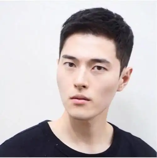 年轻男孩子喜欢的发型