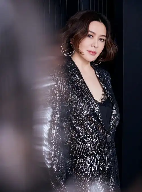 闺蜜曝光59岁关之琳近照 滤镜加持下意外撞脸蔡明