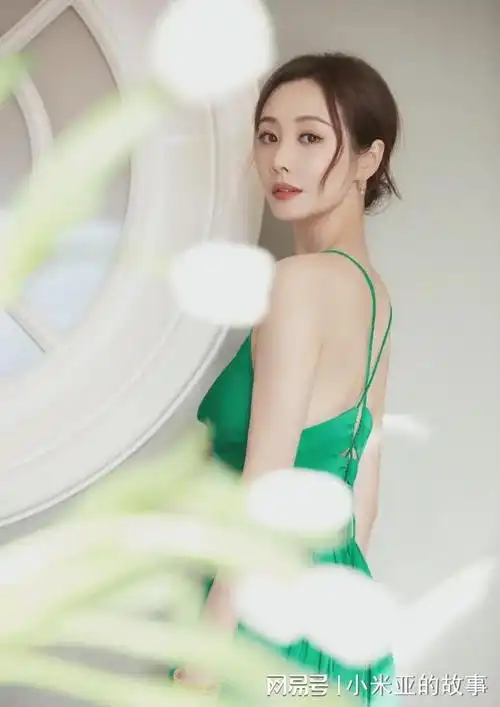 除了服装和身材的亮点外,李纯的笑容也是这组写真中不可或缺的一部分.