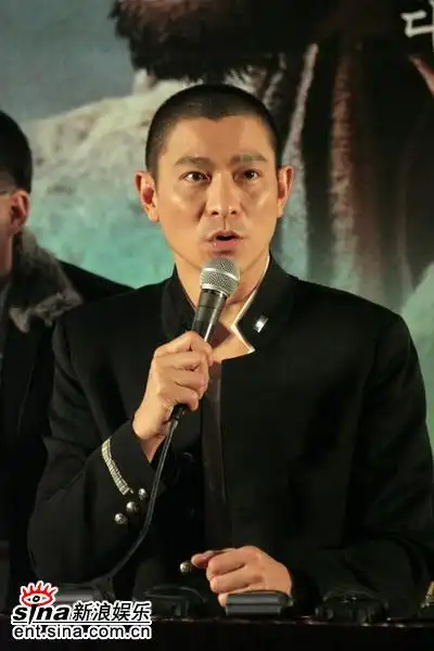 《墨攻》韩国首映 刘德华光头崔始源帅气(组图)