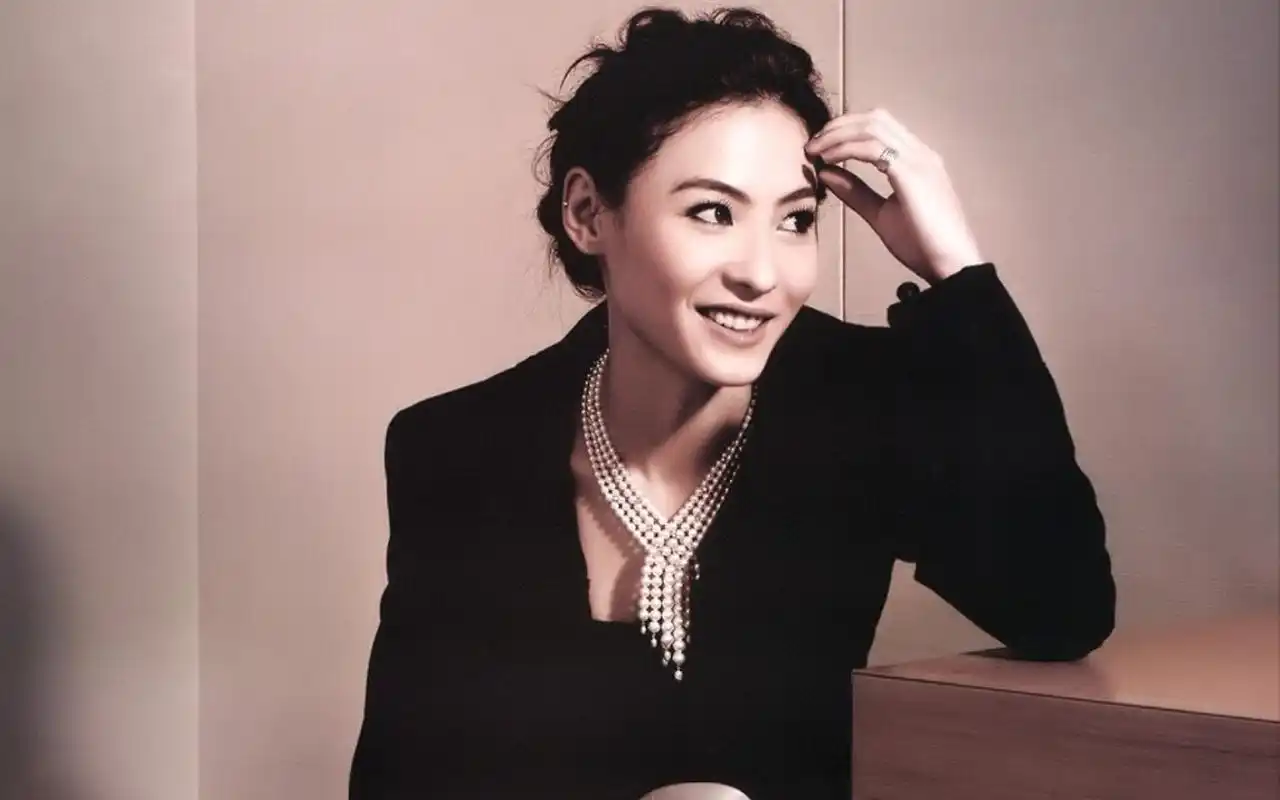 桌面壁纸 明星图片 > 正文  本文 张柏芝性感高清主题_资深美女张柏芝