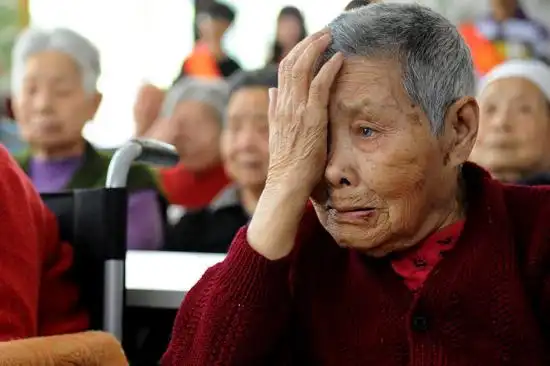 敬老院里的母亲节 爱心飞扬老人不孤单(组图)