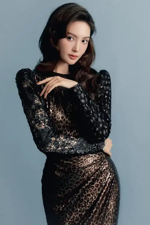 金晨|#智族gq moty年度人物盛典#属实是今晚最努力的一位 ,接连输出三