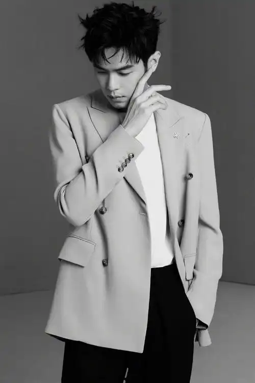 张若昀生日新图释出蓝色西装简约利落