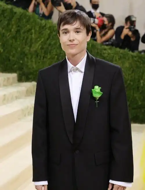 metgala2021#艾利奥特·佩吉亮相,绿色玫瑰点缀~这也是艾伦·佩吉