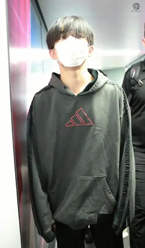 组图:易烊千玺现身机场穿连帽卫衣 黑发顺毛少年感满满