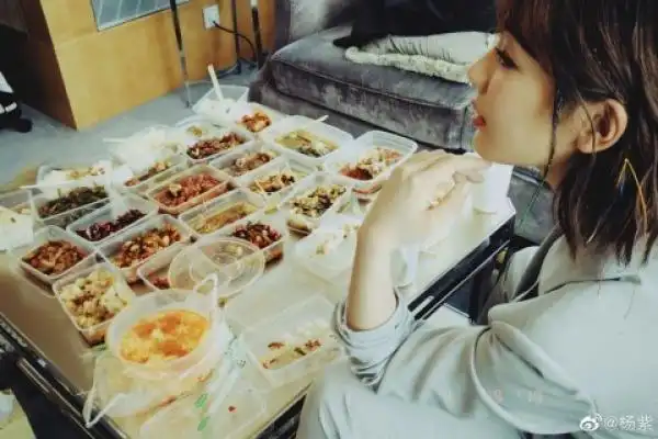 乍一看杨紫发的吃饭的照片,17道菜一个汤,还以为杨紫一个人一顿饭就吃