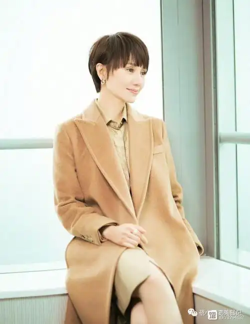 46岁袁泉的穿搭绝了!色不过三,衣短裤长,帽子 墨镜都上才好看