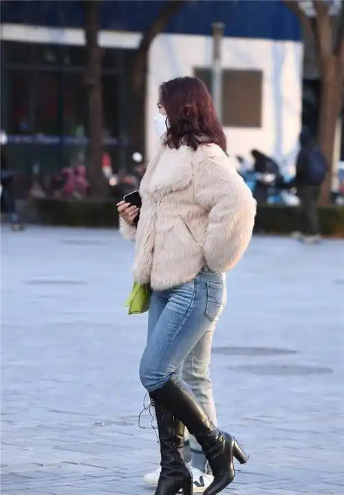 紧身牛仔裤搭配长靴,你的冬季生活,也可以很精彩_黑色_款式_女人