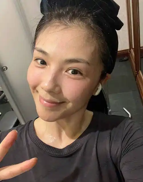 原创王丽坤晒健身照没有一点出汗的迹象摆动幅度小没有进入状态