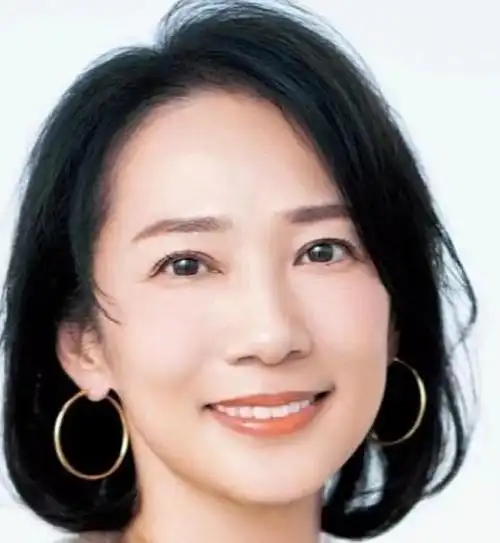 女人到了四十岁,选对发型比长得漂亮更重要,短发和锁骨发最洋气