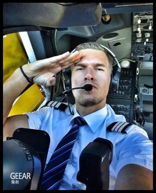 g64星64荷兰爆红型男机长ferdicolijn开飞机也可以壮到有人鱼线