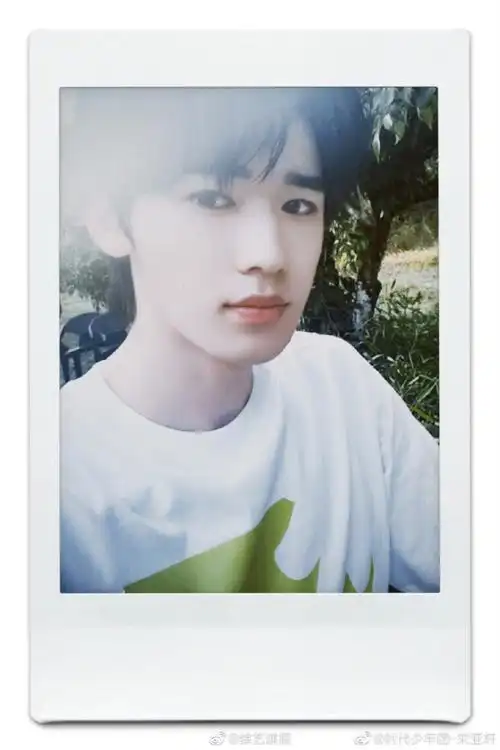 宋亚轩最新拍立得自拍