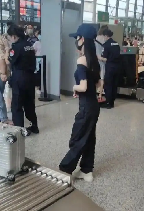 有网友曾在拍戏现场拍到过鞠婧祎的几张生图,和工作人员同行的她,就像