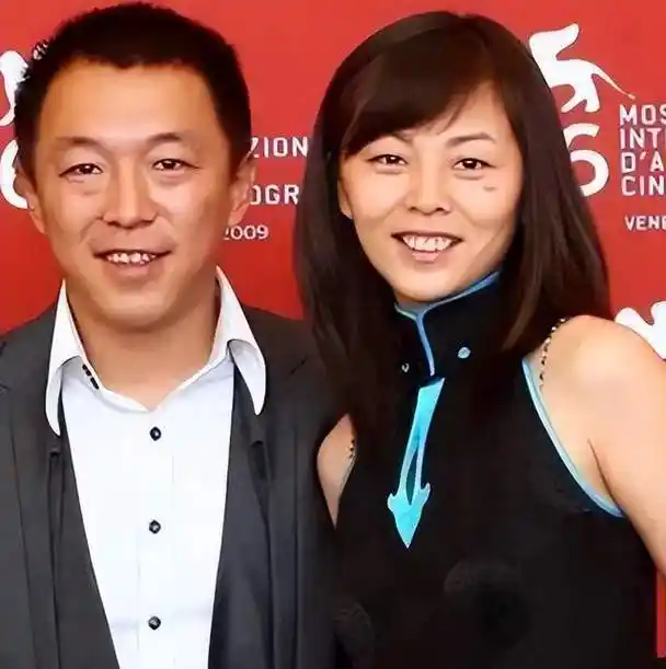 黄渤携妻子参加家宴,基因强大全家共用一张脸,满墙茅台惹人眼