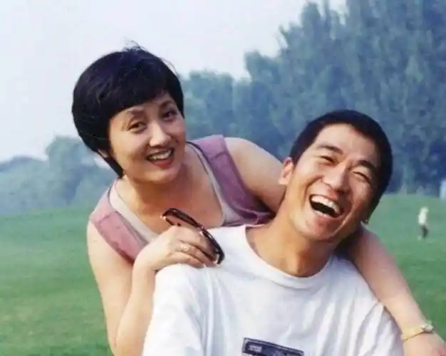 就在她将这个让人十分高兴的消息告诉张国立之后,虽然也因邓婕怀孕的