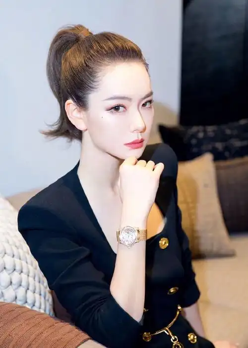 简介:戚薇紧身西装裙性感写真图片,分享一组戚薇图片给大家,图中的