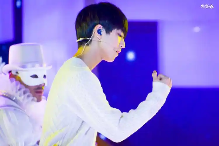 你穿着白色毛衣,把袖口轻轻挽起,暖暖的灯光在侧脸上映出好看的弧度