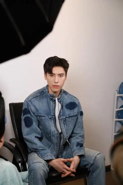 王子异牛仔套装扫楼生图##毛晓彤王子异扫楼生图