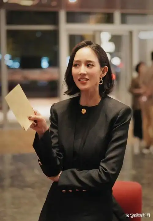 张钧甯上海活动出席,"静奢风"高级霸气,消瘦过度男相化严重