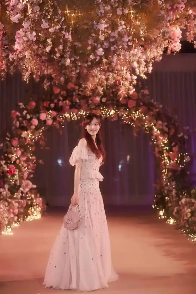 精致!唐嫣婚礼晚宴礼服曝光,1250小时手工制作