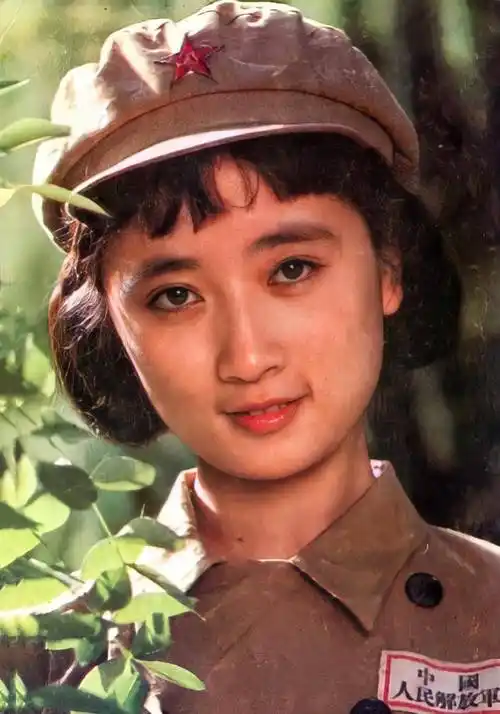 老照片:31位八十年代明星军装照 龚雪 葛优 刘晓庆 李秀明 傅艺伟