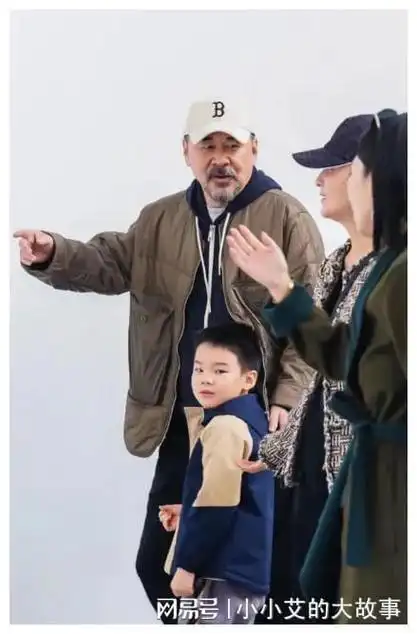 陈建斌蒋勤勤带儿子外出看展,大方和粉丝打招呼不做作,太真实|吴磊