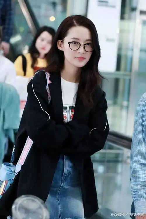 李沁素颜现身机场 穿短裙秀修长双腿 全框眼镜配大波浪文艺范儿