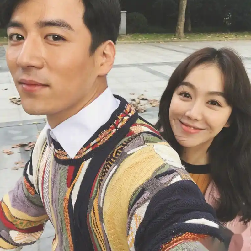 我是国营皮鞋店的售货员,李招娣 他是挖土机一哥