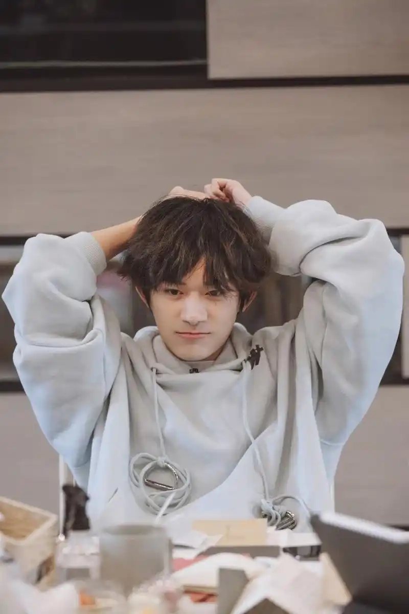 穿拼接连帽衫配牛仔背带裤,呆萌可爱|朋友请听好|易烊千玺|背带裤