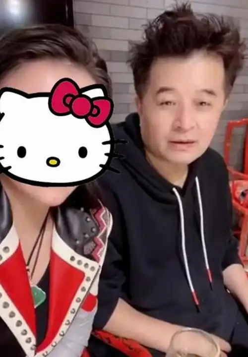 62岁毕福剑近照,与友人聚餐精神好,疑转行做画家被邀请去泰国